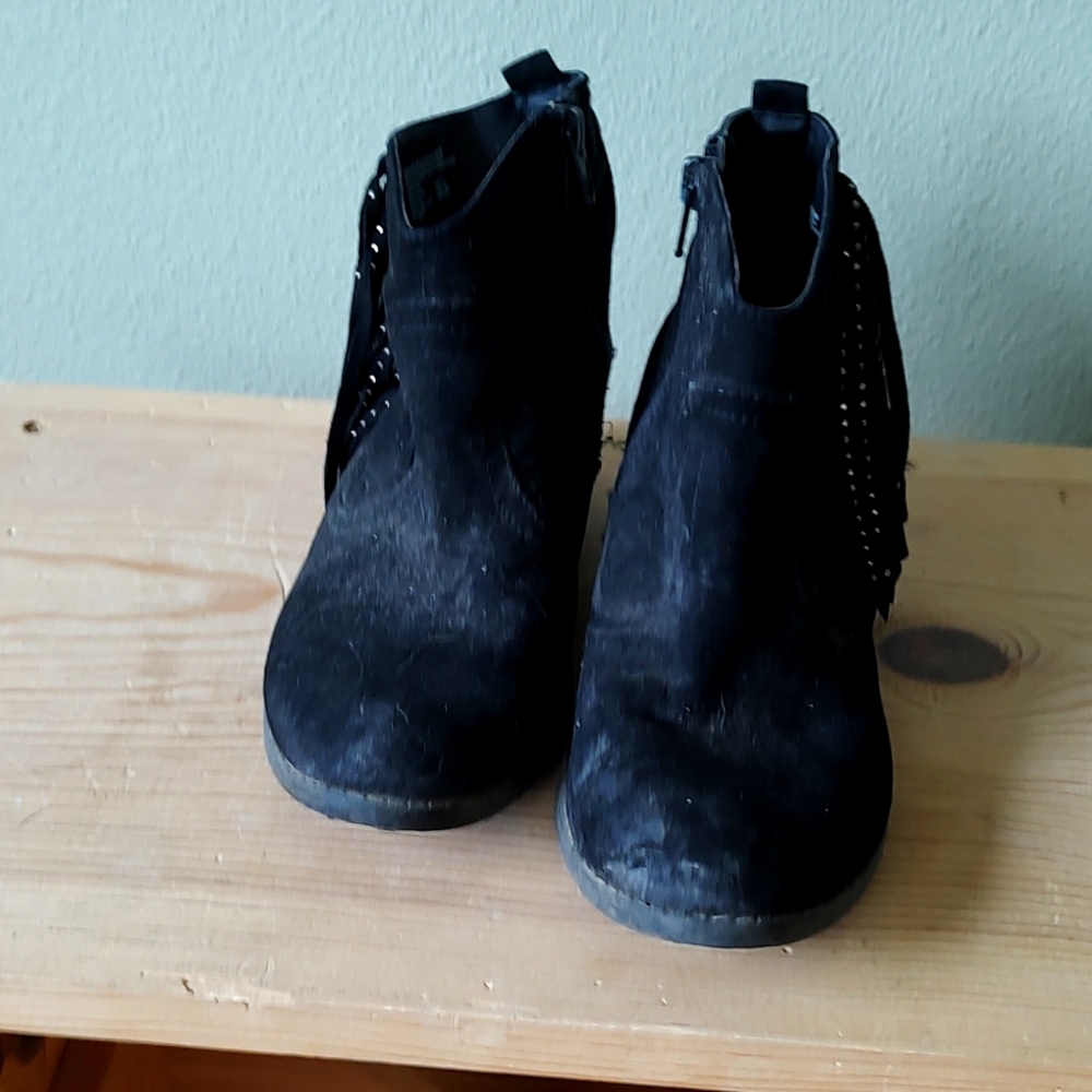 Girls black boots
